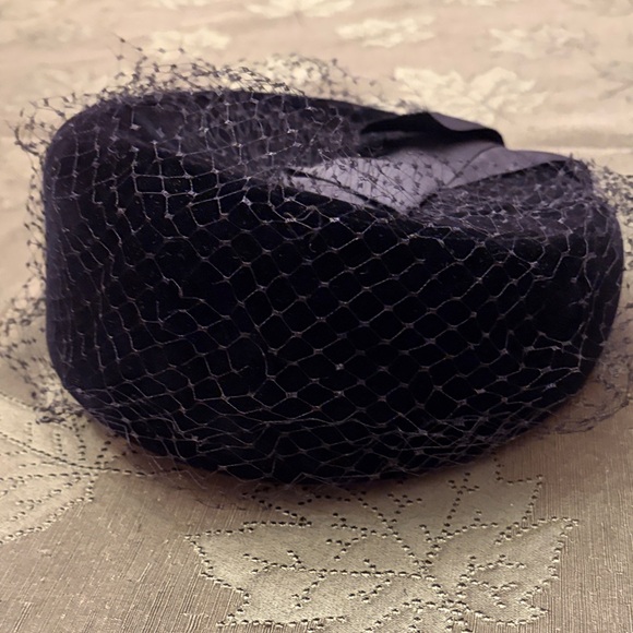 Vintage Elegant Black Veiled Hat - Picture 4 of 7